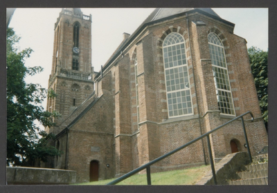  De St. Andrieskerk met toren gezien vanaf de Nederstraat.