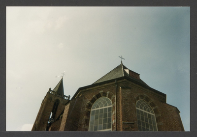  De St. Andrieskerk vanuit een laag standpunt.