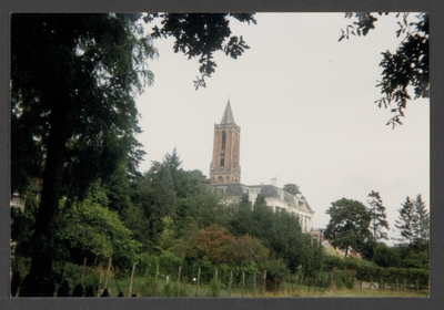  De toren van de St. Andrieskerk gezien vanaf de uiterwaarden van de Rijn achter Huize Oranjestein.