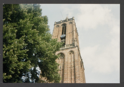  De twee bovenste geledingen van de toren van de St. Andrieskerk gezien vanaf de Hof.