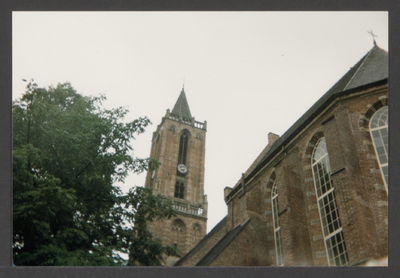  De toren en een deel van het koor van de St. Andrieskerk gezien vanaf de Nederstraat.
