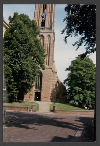  De toren van de St. Andrieskerk met toegangspad vanaf de Hof.