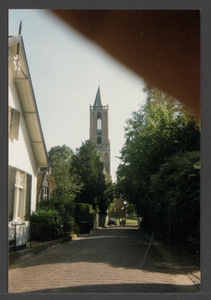  De toren van de St. Andrieskerk gezien vanaf de Drostestraat. Geheel links het woonhuis Drostestraat 1.