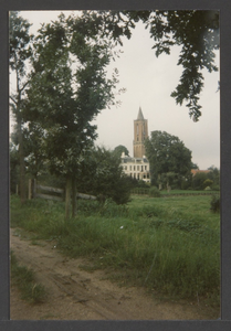  De toren van de St. Andrieskerk gezien vanaf de uiterwaarden achter Huize Oranjestein.