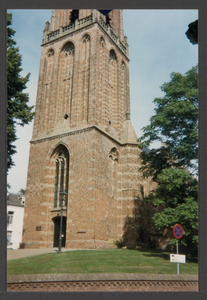  De twee onderste geledingen van de toren van de St. Andrieskerk.