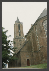  De toren van de St. Andrieskerk, op de voorgrond de Natewischkapel tegen de noordgevel van de kerk.