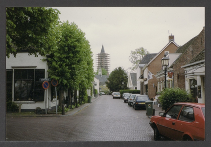  De Overstraat ter hoogte van de Imminkstraat, op de achtergrond de toren van de St. Andrieskerk in de steigers.