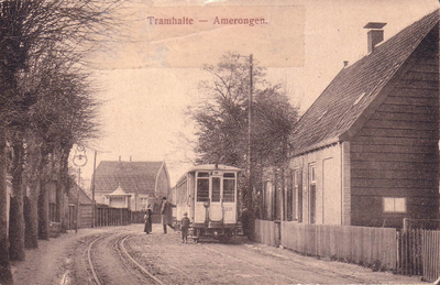  Straatbeeld, passagiers stappen uit rijtuig van de tram bij halte. Ter plaatse is een wisselstrook