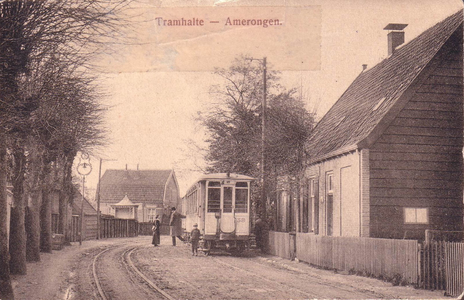  Straatbeeld, passagiers stappen uit rijtuig van de tram bij halte. Ter plaatse is een wisselstrook