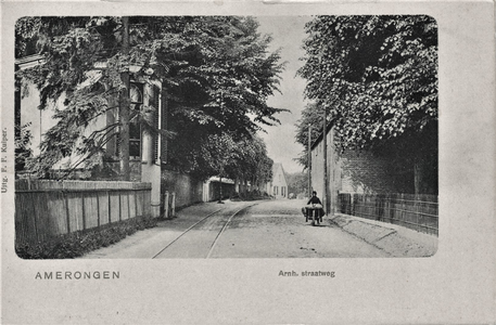  Straatbeeld met Oude remise (rechts) en trambaan, links Theekoepel ds Coolhaas. Man (Navest) met kruiwagen