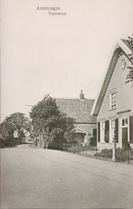  Straatbeeld met woning Zonhoeve, woning-praktijk van de (gemeente)arts, huisarts AC Kars, W Walekamp en GCN Schiebroek