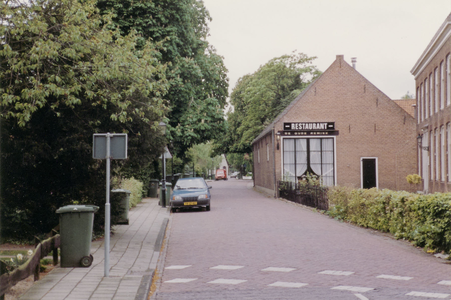  Straatbeeld met geparkeerde auto's