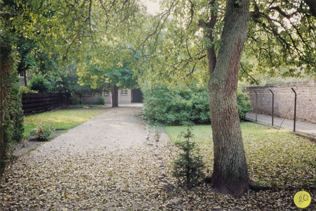  Achtertuin woning Overstraat 1 (oude notariswoning) rechts hek met daarachter Kerksteeg