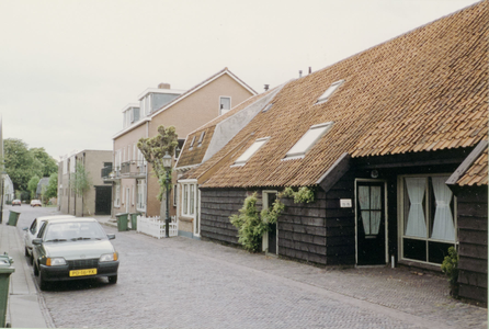  Straatbeeld, woning in voormalige tabaksschuur/timmerwerkplaats van Ingen. Geparkeerde auto PD-16-YX