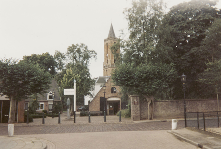  Voorgevel tabaksteeltmuseum (voor renovatie) met pleintje naast bibliotheek vanaf begin Dorpshuisplein
