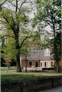  Park Lievendaal, doorkijkje vanaf de Burgemeester H van den Boschstraat, door de bomen Andriestoren in de steigers. Op ...