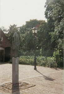  Plein voor (Amerongs Historisch) Museum met doorkijk naar park Lievendaal en vooraan sculpture Paul Kingma. Op de ...