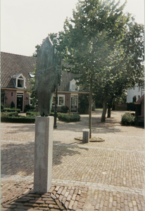  Plein voor (Amerongs Historisch) Museum met sculpture Paul Kingma. Zie beschrijving bij 60100