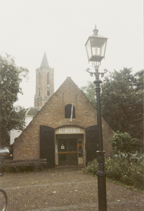  Voorgevel (Amerongs Historisch) Museum met op achtergrond toren Andrieskerk