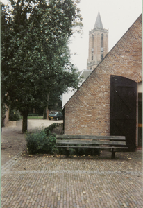  Voorgevel (Amerongs Historisch) Museum met op achtergrond toren Andrieskerk, links doorgang naar park Lievendaal