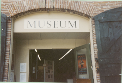  Detail ingang (Amerongs Historisch) Museum met bord boven deur 'MUSEUM'