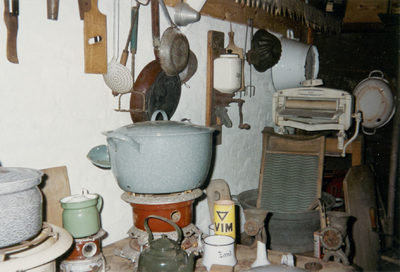 Detail 'keukentje' in achterste deel museum met allemaal oude gebruiksvoorwerpen,, schenkinggen van inwonersr aan het ...