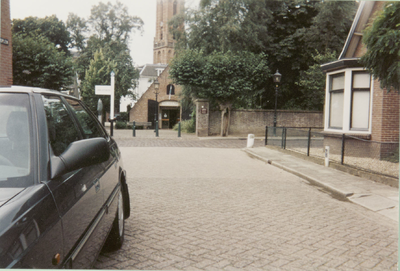  Gezicht op (Amerongs Historisch) Museum, op achtergrond kerktoren, vanuit Dorpshuisplein