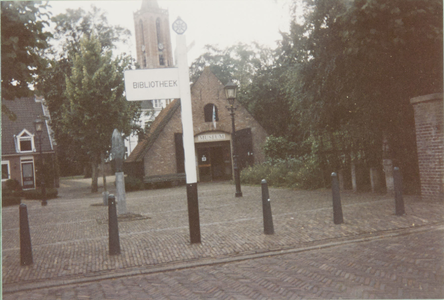  Gezicht op (Amerongs Historisch) Museum, op achtergrond kerktoren, voorgrond oude ANWB wegwijzer mer aanduiding Bibliotheek
