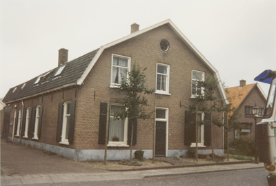  Voorgevel en linker zijgevel woning. Voorheen molenaarswoning, Jan van Ree, later atelier Paul Kingma en woning ...