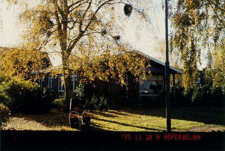  Bungalow vanaf de straat met voortuin en plantsoen