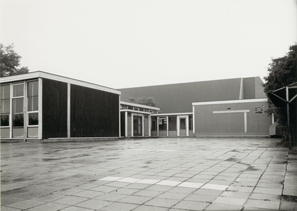  (Nood) lokalen Prinses Beatrixschool, naam aangebracht naast kunstwerk