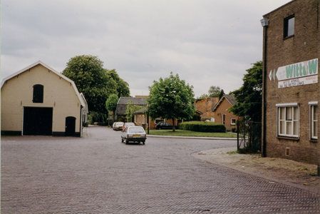  Kruispunt Molenstraat met Van den Boschstraat met links het schildersbedrijf Weijman en rechts het pakhuis van de ...