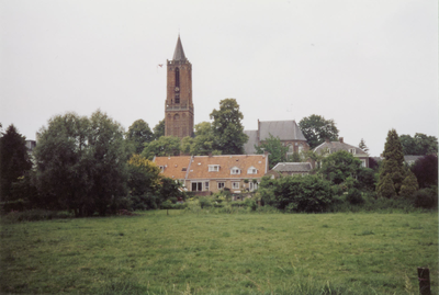 Zicht op Andriestoren en kerk (Nederstraat) vanaf de uiterwaarden (Lievendaal) in de zomer