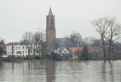  Zicht op Andriestoren, Oranjestein en dorpsbebouwing langs de Nederstraat vanaf de kade rond kasteel. Uiterwaarden ...