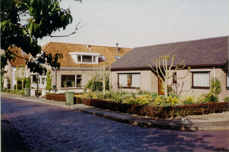  Straatbeeld met woningen Donkerstraat vanaf de Van Reede Ginckellaan