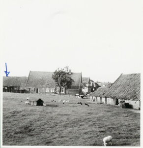  Woning, hoek Kersweg, tekst achterzijde: Amerongen plan G van de Grift. Zuidgevel boerderij met daarachter de schuur