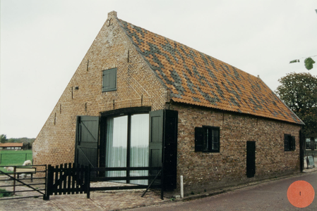  Gerestaureerde schuur, voormalige stal horend bij boerderij, later restaurant Den Rooden Leeuw, zuidzijde