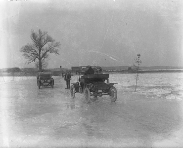  De Rijn bij ijsgang. Auto's (met kentekens L 816 en L 10 42) op het ijs. Met bewoners en personeel van kasteel Amerongen