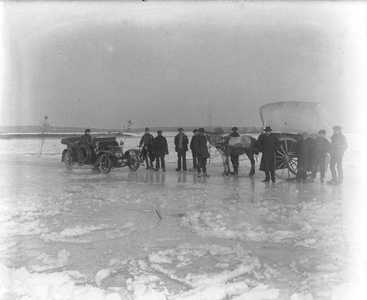 De Rijn bij ijsgang. Auto (met kenteken L 10 42) op het ijs. Met bewoners en personeel van kasteel Amerongen