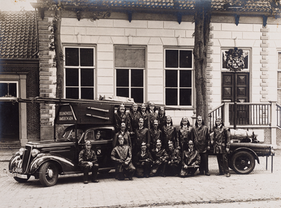  Groepsfoto van de Vrijwillige Brandweer Amerongen (opgericht 31 maart 1931) voor het gemeentehuis aldaar