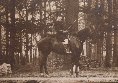  Foto van een man in liverij te paard aan de rand van een bos waarschijnlijk bij huis Amerongen ter gelegenheid van het ...