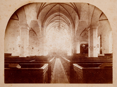  Interieurfoto van zeer waarschijnlijk de Andrieskerk te Amerongen met gezicht op het koor