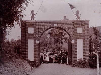  Groepsfoto onder een poort van Huis Amerongen, gezien vanaf de binnenzijde, ter gelegenheid van het 25-jarige huwelijk ...