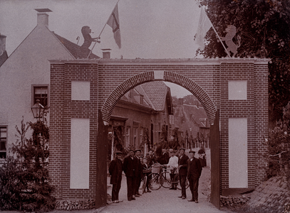  Groepsfoto onder een poort van Huis Amerongen, gezien vanaf de buitenzijde, ter gelegenheid van het 25-jarige huwelijk ...