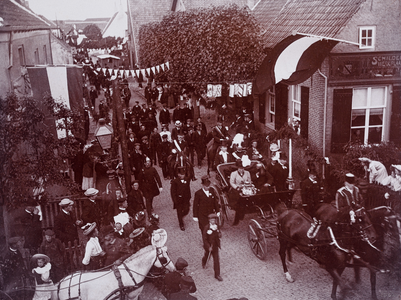  Straatfoto van een optocht in Amerongen ter gelegenheid van het 25-jarige huwelijk van Godard John George Charles ...