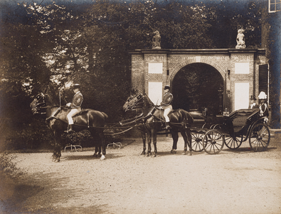  Foto van een lege koets met vier paarden voor een poort van Huis Amerongen waarschijnlijk ter gelegenheid van het ...