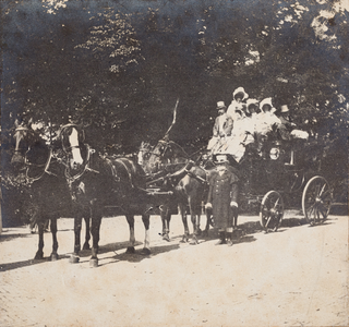  Foto van een koets met vier paarden op het plein van Huis Amerongen waarschijnlijk ter gelegenheid van het 25-jarige ...