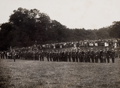  Groepsfoto ter gelegenheid van de uitreiking van het vaandel aan de Amerongse Burgerwacht (2)