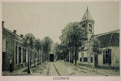  Gezicht vanuit het zuiden in de Rijksstraatweg (met tram) te Leersum, met rechts de NH-kerk