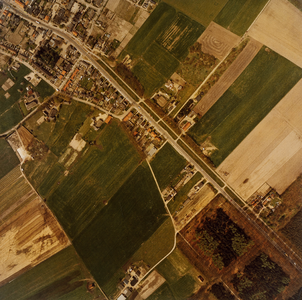 Luchtfoto van de gemeente Leersum met het gebied rond de Rijksstraatweg, de Boerenbuurt en de Achterweg (serie I, V015-6585)